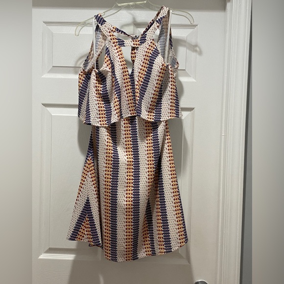 Do & Rae halter top open back tie back printed dress. - Picture 2 of 8